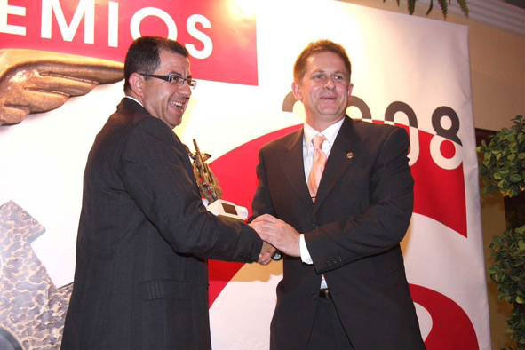 Francisco Blaya entrega el premio a la actividad empresarial a Pedro Guillermo, Foto 1