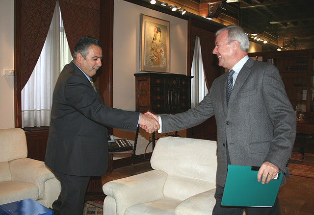 El presidente de la Comunidad, Ramón Luis Valcárcel, recibió hoy al alcalde de Aledo, Simón Alcaraz - 1, Foto 1