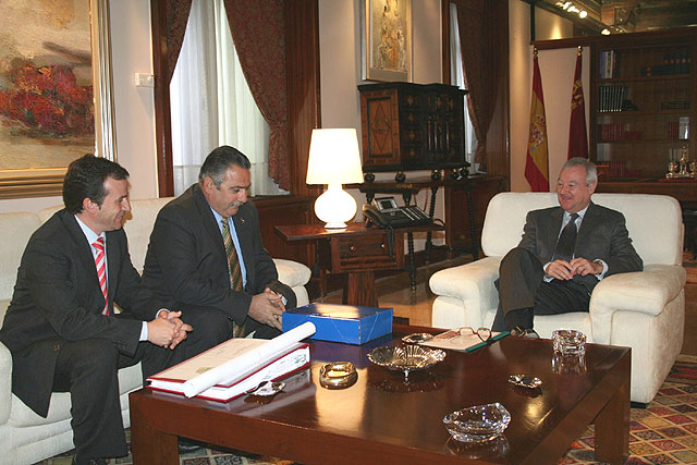 El presidente de la Comunidad, Ramón Luis Valcárcel, recibió hoy al alcalde de Aledo, Simón Alcaraz - 2, Foto 2