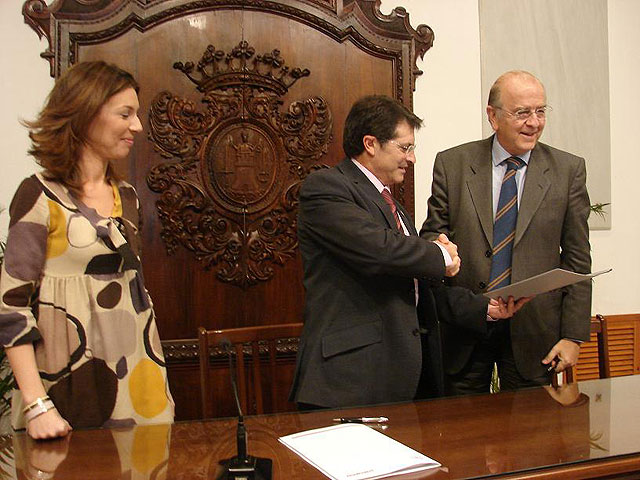 El Ayuntamiento de Lorca firma un convenio con la Fundación Cajamurcia, que destinará 234.000 euros para los mayores del municipio - 1, Foto 1