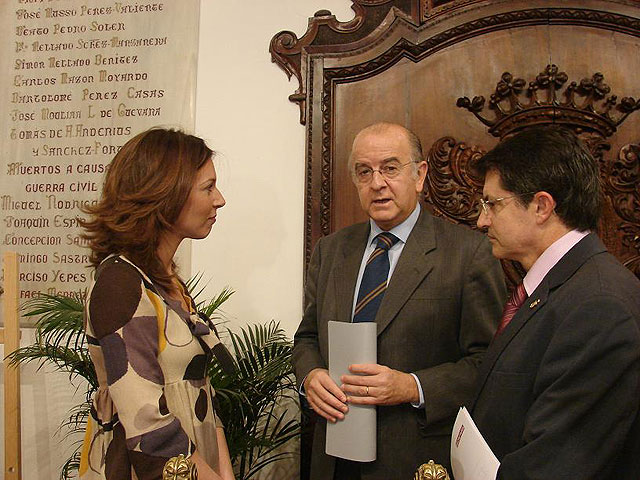 El Ayuntamiento de Lorca firma un convenio con la Fundación Cajamurcia, que destinará 234.000 euros para los mayores del municipio - 2, Foto 2