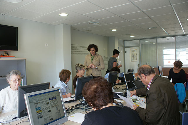 Mayores y Mujeres lumbrerenses acceden a las Tecnologías de la Información y Comunicación a través de los cursos organizados en colaboración de Nuevas Tecnologías - 1, Foto 1