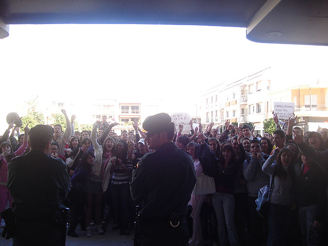 La alcaldesa recibe a los estudiantes que se manifestaban contra Bolonia y se compromete a trasladar su manifiesto a las instancias competentes - 2, Foto 2
