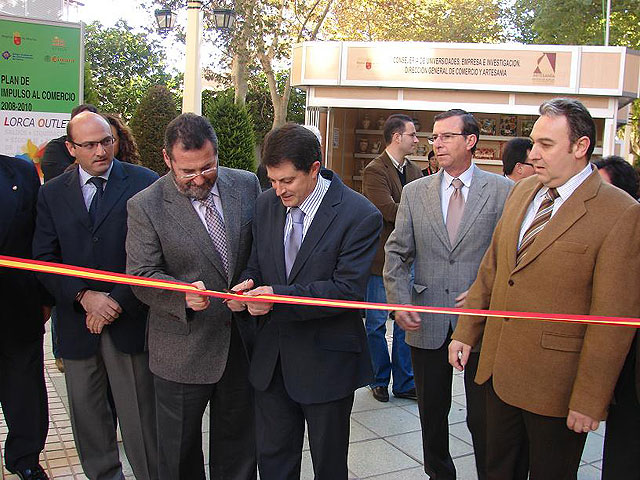 El Alcalde de Lorca y el Director General de Consumo inauguran en la Alameda de la Constitución la I Feria Outlet de Lorca, que ofrece hasta un 70% de descuento - 1, Foto 1