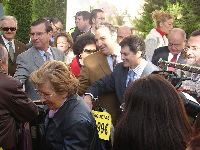 El Alcalde de Lorca y el Director General de Consumo inauguran en la Alameda de la Constitución la I Feria Outlet de Lorca, que ofrece hasta un 70% de descuento - 2, Foto 2