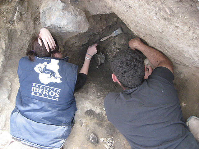 Hallan pendientes con forma de racimos de uva en el conjunto arqueológico de Coimbra del Barranco Ancho - 2, Foto 2