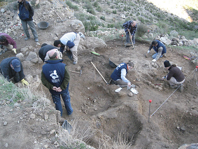 Hallan pendientes con forma de racimos de uva en el conjunto arqueológico de Coimbra del Barranco Ancho - 3, Foto 3