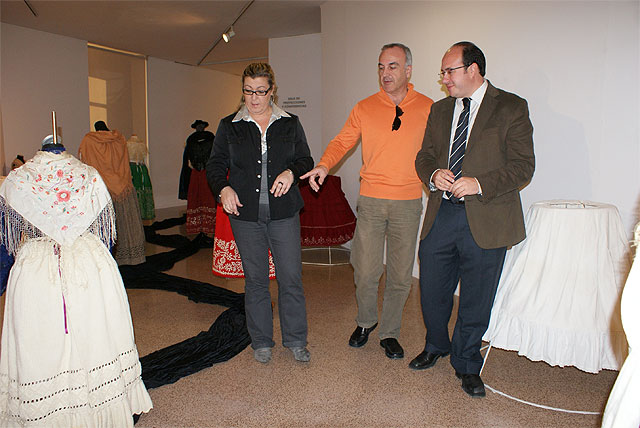 El alcalde inaugura la exposición ‘Indumentaria Tradicional Antigua’ en el Centro Cultural - 1, Foto 1