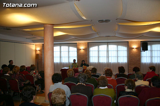 Amas de casa y consumidoras reciben una charla formativa sobre alimentos y zumos envasados - 4