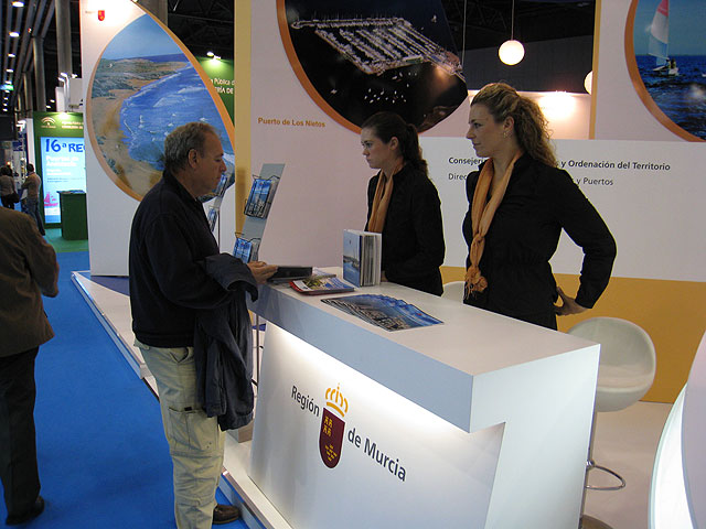 Reparten más de 10.000 guías de los puertos deportivos regionales en el Salón Náutico de Barcelona - 1, Foto 1