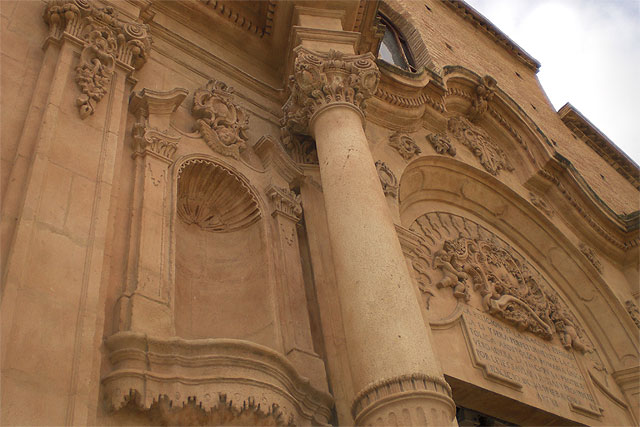 El Consistorio da luz verde al proyecto de las obras de actuación en la portada de la Iglesia de Santiago el Mayor para la inserción de imágenes en las hornacinas, Foto 1