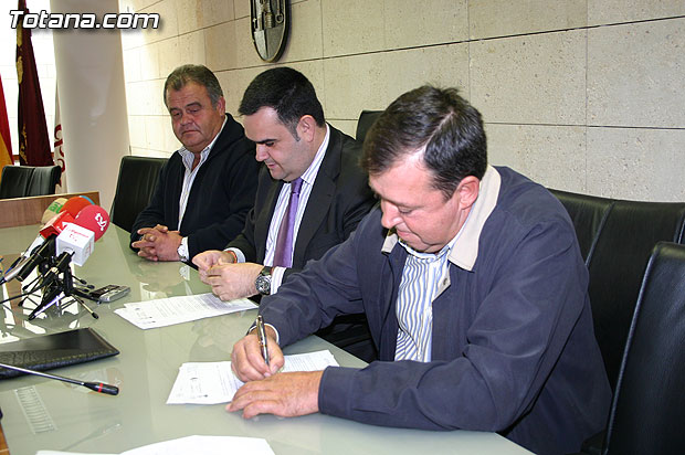 El Consistorio y la Unión de Pequeños Agricultores y Ganaderos firman un convenio de colaboración, Foto 1