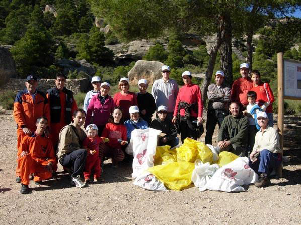 La primera actividad de los voluntarios medioambientales retira 100 kilos de basura en el Monte Arabí - 1, Foto 1