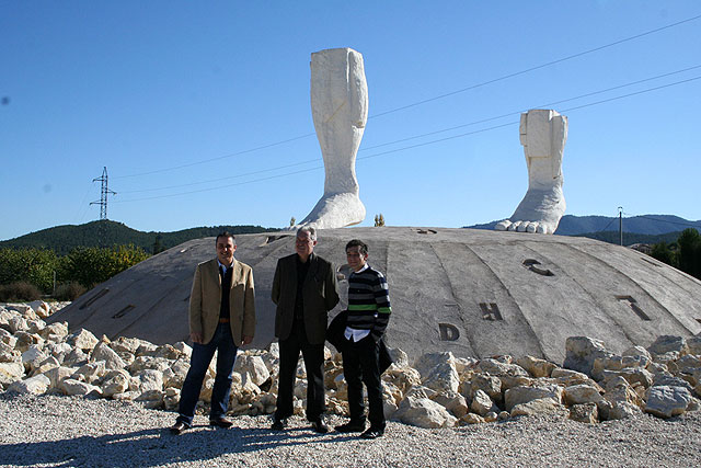 Nicolás de Maya presenta su escultura a los cehegineros - 1, Foto 1