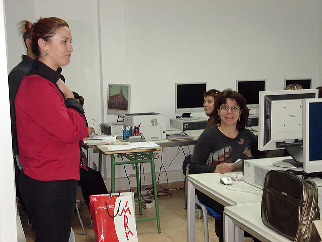 15 mujeres inician en Alcantarilla un curso de Introducción a la Informática - 1, Foto 1