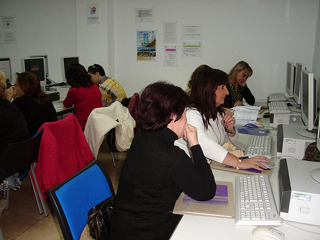 15 mujeres inician en Alcantarilla un curso de Introducción a la Informática - 2, Foto 2