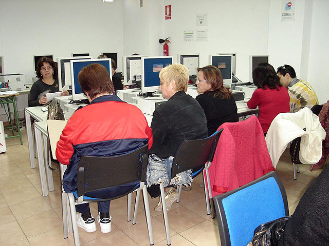 15 mujeres inician en Alcantarilla un curso de Introducción a la Informática - 3, Foto 3