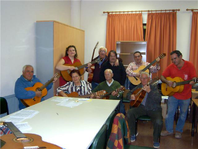 Comienza el curso de guitarra, que se imparte en el Centro Municipal de Personas Mayores, con la participación de una veintena de socios, Foto 1