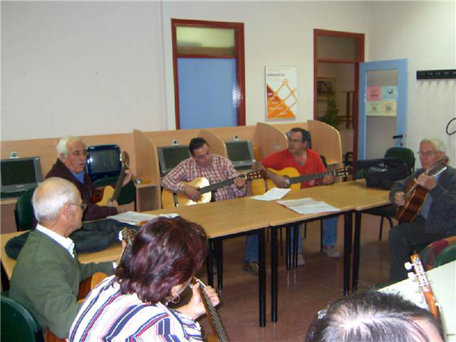 Comienza el curso de guitarra, que se imparte en el Centro Municipal de Personas Mayores, con la participación de una veintena de socios, Foto 2