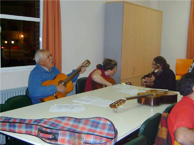 Comienza el curso de guitarra, que se imparte en el Centro Municipal de Personas Mayores, con la participación de una veintena de socios, Foto 3