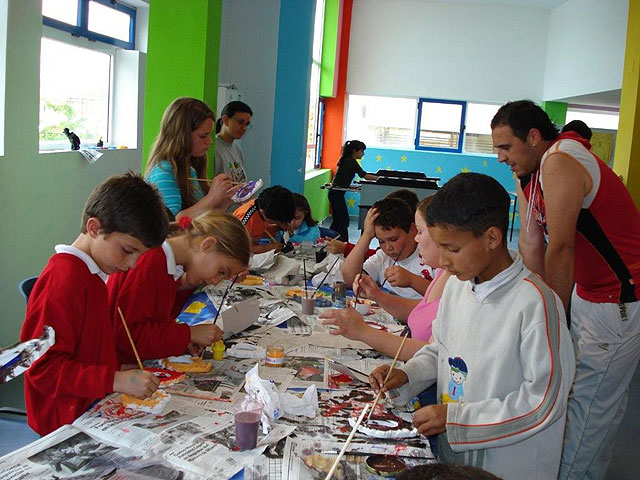 Más de medio centenar de niños y jóvenes participan diariamente en las actividades organizadas en la “Eduteca puzzle”, Foto 1