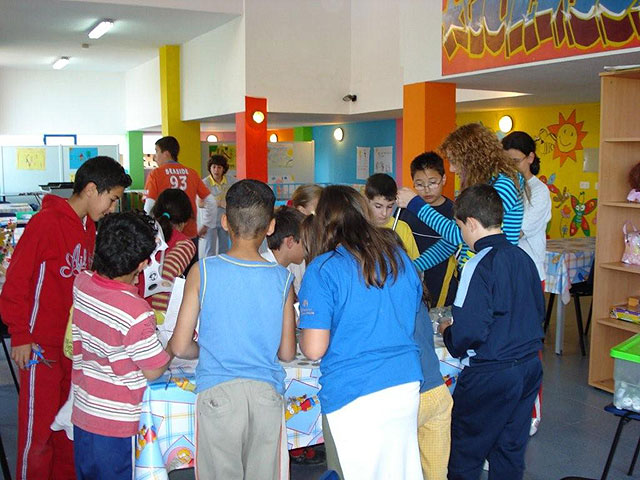 Más de medio centenar de niños y jóvenes participan diariamente en las actividades organizadas en la “Eduteca puzzle”, Foto 2