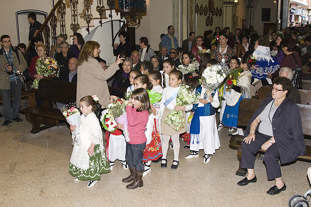 La ofrenda floral a la Virgen reúne a más de quinientas personas - 1, Foto 1