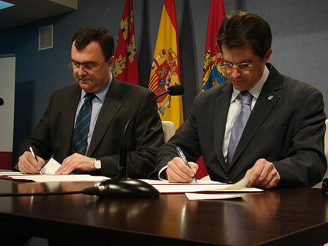 Ballesta y Jódar firman un convenio para invertir más de 2 millones de euros en rehabilitar la Plaza de España y su entorno, junto con la fachada y el atrio de la iglesia de Santiago - 1, Foto 1