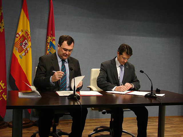 Ballesta y Jódar firman un convenio para invertir más de 2 millones de euros en rehabilitar la Plaza de España y su entorno, junto con la fachada y el atrio de la iglesia de Santiago - 2, Foto 2