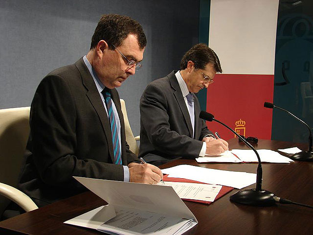 Ballesta y Jódar firman un convenio para invertir más de 2 millones de euros en rehabilitar la Plaza de España y su entorno, junto con la fachada y el atrio de la iglesia de Santiago - 3, Foto 3