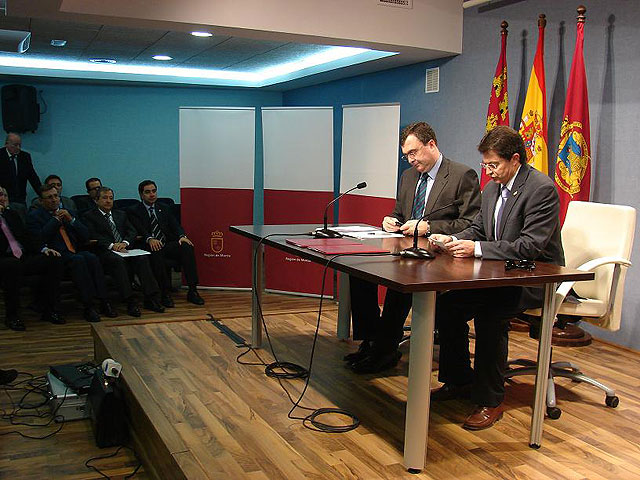 Ballesta y Jódar firman un convenio para invertir más de 2 millones de euros en rehabilitar la Plaza de España y su entorno, junto con la fachada y el atrio de la iglesia de Santiago - 4, Foto 4