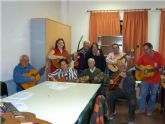 Comienza el curso de guitarra, que se imparte en el Centro Municipal de Personas Mayores, con la participación de una veintena de socios