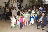 La ofrenda floral a la Virgen rene a ms de quinientas personas