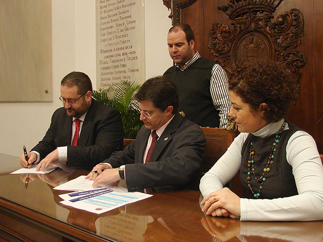 El Alcalde de Lorca, Francisco Jódar, firma un convenio con Eroski Almenara para la inserción laboral de mujeres que sufren la violencia de género - 1, Foto 1
