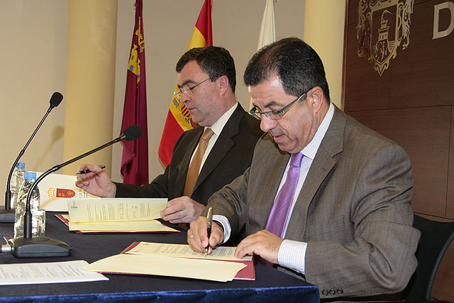 Blaya y Ballesta firman un convenio para la remodelacin de la Plaza del Ayuntamiento, Foto 1