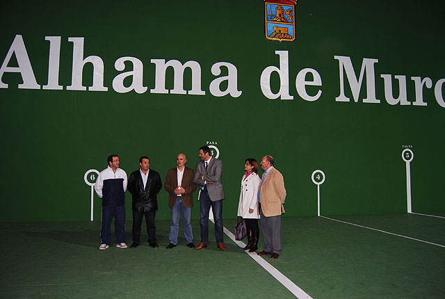 El Alcalde de la localidad acompañado por el Director General de Deportes, Antonio Peñalver, han visitado la pista de frontn del polideportivo 'El Praico' recientemente restaurada, Foto 3