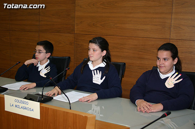 Alumnos de varios centros educativos alzan su voz y proclaman sus derechos en el Saln de Plenos del ayuntamiento con motivo de la celebracin del ”Da Internacional de los Derechos del Niño” - 1