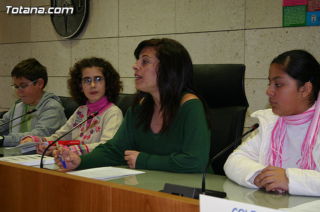 Alumnos de varios centros educativos alzan su voz y proclaman sus derechos en el Saln de Plenos del ayuntamiento con motivo de la celebracin del ”Da Internacional de los Derechos del Niño” - 3