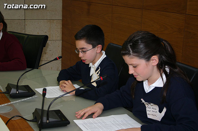 Alumnos de varios centros educativos alzan su voz y proclaman sus derechos en el Saln de Plenos del ayuntamiento con motivo de la celebracin del ”Da Internacional de los Derechos del Niño” - 4