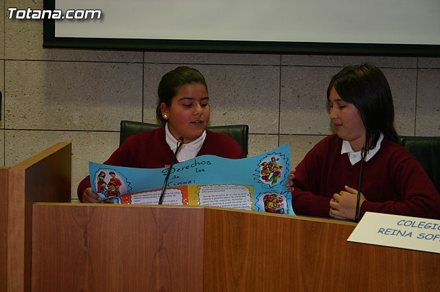 Alumnos de varios centros educativos alzan su voz y proclaman sus derechos en el Saln de Plenos del ayuntamiento con motivo de la celebracin del ”Da Internacional de los Derechos del Niño” - 6