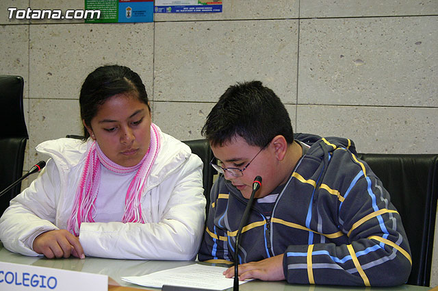 Alumnos de varios centros educativos alzan su voz y proclaman sus derechos en el Saln de Plenos del ayuntamiento con motivo de la celebracin del ”Da Internacional de los Derechos del Niño” - 10