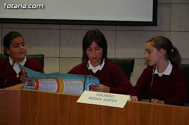 Alumnos de varios centros educativos alzan su voz y proclaman sus derechos en el Saln de Plenos del ayuntamiento con motivo de la celebracin del ”Da Internacional de los Derechos del Niño” - 7