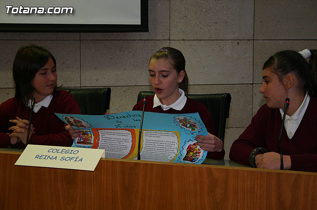 Alumnos de varios centros educativos alzan su voz y proclaman sus derechos en el Saln de Plenos del ayuntamiento con motivo de la celebracin del ”Da Internacional de los Derechos del Niño” - 8