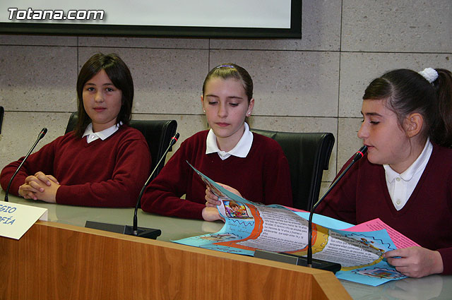 Alumnos de varios centros educativos alzan su voz y proclaman sus derechos en el Saln de Plenos del ayuntamiento con motivo de la celebracin del ”Da Internacional de los Derechos del Niño” - 9