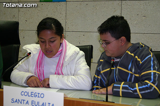 Alumnos de varios centros educativos alzan su voz y proclaman sus derechos en el Saln de Plenos del ayuntamiento con motivo de la celebracin del ”Da Internacional de los Derechos del Niño” - 11