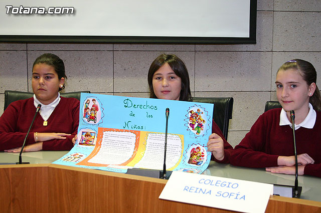 Alumnos de varios centros educativos alzan su voz y proclaman sus derechos en el Saln de Plenos del ayuntamiento con motivo de la celebracin del ”Da Internacional de los Derechos del Niño” - 12