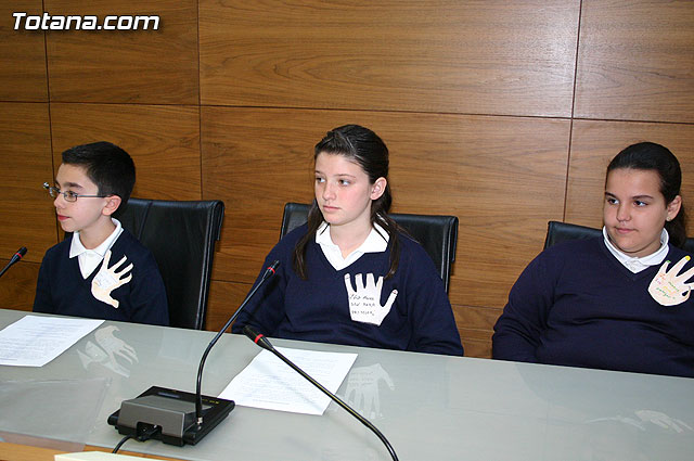 Alumnos de varios centros educativos alzan su voz y proclaman sus derechos en el Saln de Plenos del ayuntamiento con motivo de la celebracin del ”Da Internacional de los Derechos del Niño” - 13