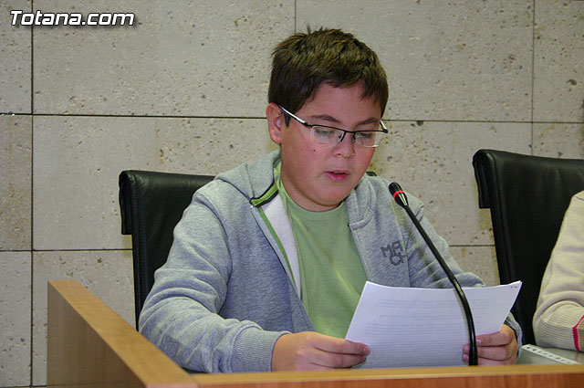 Alumnos de varios centros educativos alzan su voz y proclaman sus derechos en el Saln de Plenos del ayuntamiento con motivo de la celebracin del ”Da Internacional de los Derechos del Niño” - 19