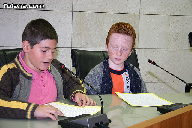 Alumnos de varios centros educativos alzan su voz y proclaman sus derechos en el Saln de Plenos del ayuntamiento con motivo de la celebracin del ”Da Internacional de los Derechos del Niño” - 21