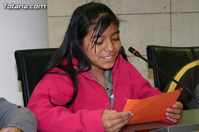 Alumnos de varios centros educativos alzan su voz y proclaman sus derechos en el Saln de Plenos del ayuntamiento con motivo de la celebracin del ”Da Internacional de los Derechos del Niño” - 22